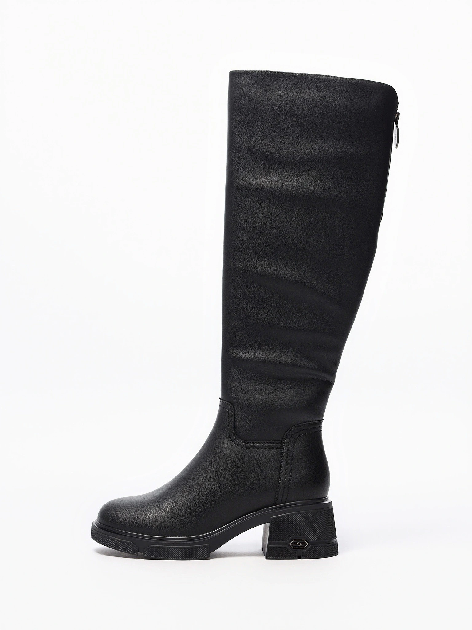 Сапоги черного цвета из натуральной кожи на высоком широком каблуке